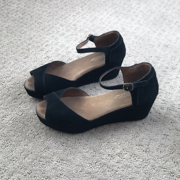 Toms Shoes - TOMS black platform wedge suede sandal sz 9